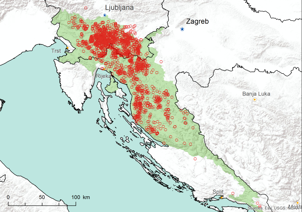 V okviru projekta LIFE DINALP BEAR poteka vzorčenje medvedov na severo-zahodnem delu populacije, ki se razteza čez Dinaride in Alpe. Z zeleno je označeno projektno območje. Rdeči krogi predstavljajo vpisane vzorce, ki so jih nabrali prostovoljci. Vir podatkov: LIFE DINALP BEAR